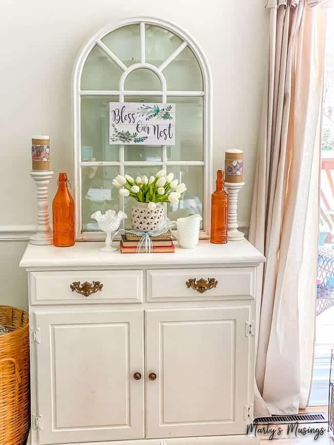 Decorando para a primavera com achados econômicos de liquidação Uma cozinha com uma pia e uma janela