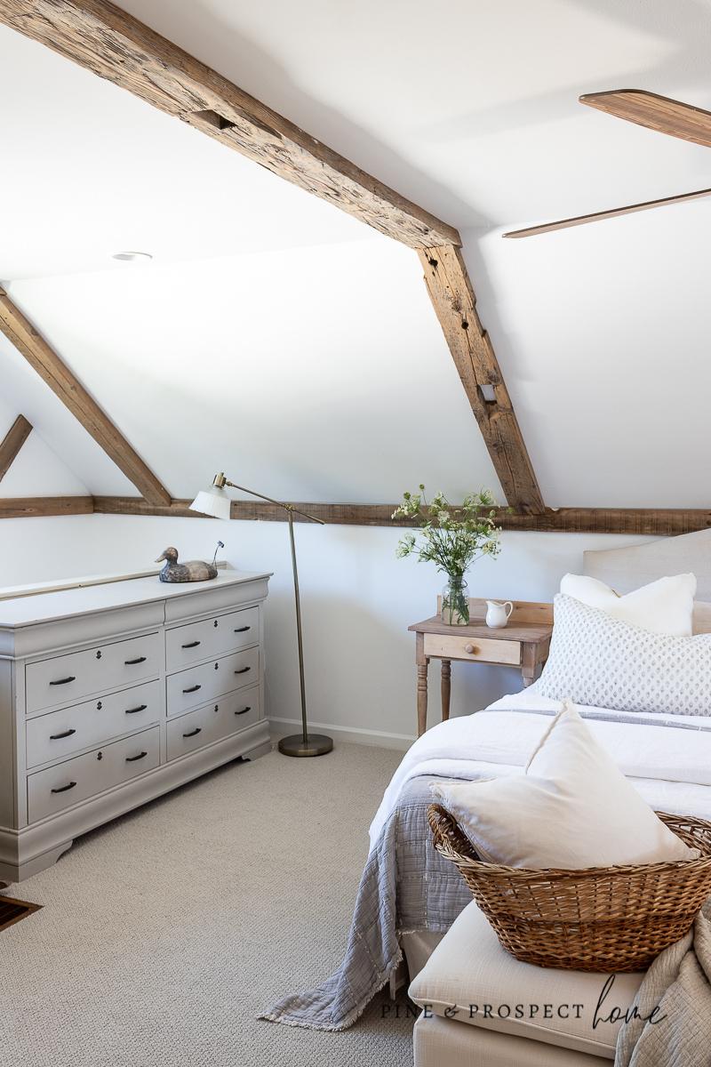 Elementos de Vigas de Madeira Recuperada em quarto estilo cottage