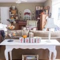 Uma sala de estar cheia de móveis e uma lareira