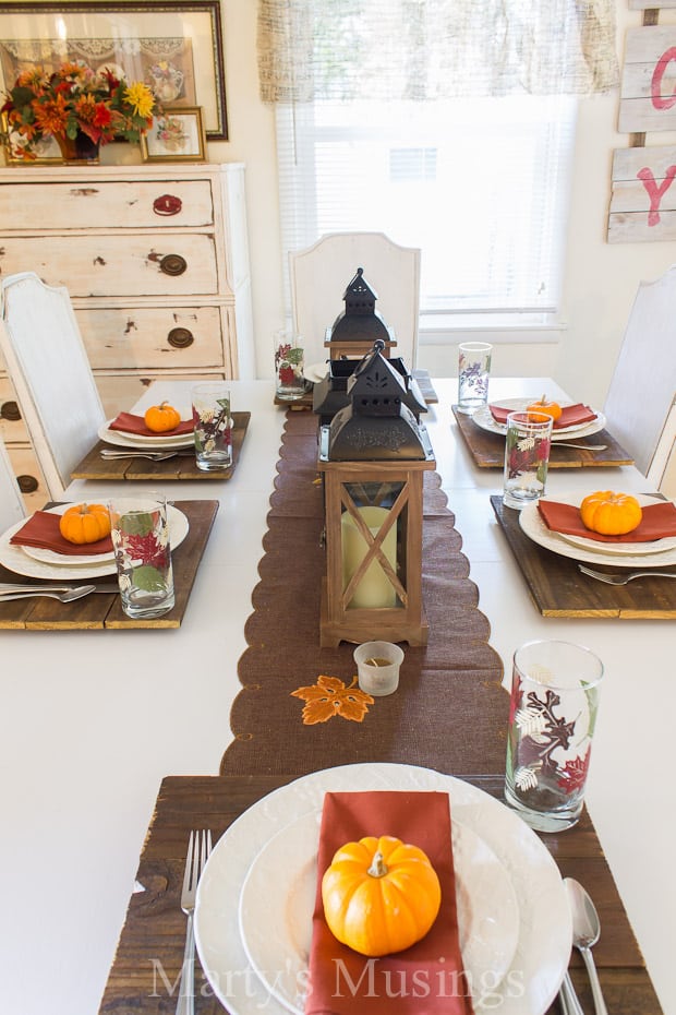 Esta fácil mesa rústica de outono usa itens baratos que você provavelmente já tem em casa, sem gastar muito tempo ou dinheiro!