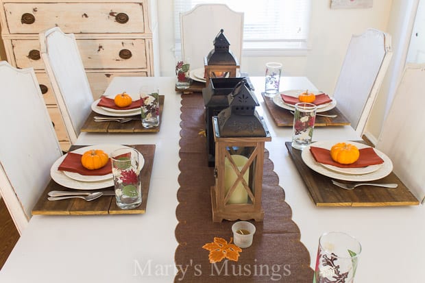 Esta fácil mesa rústica de outono usa itens baratos que você provavelmente já tem em casa, sem gastar muito tempo ou dinheiro!