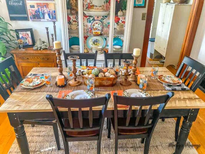 Mesa estilo farmhouse posta com louças e acessórios de outono