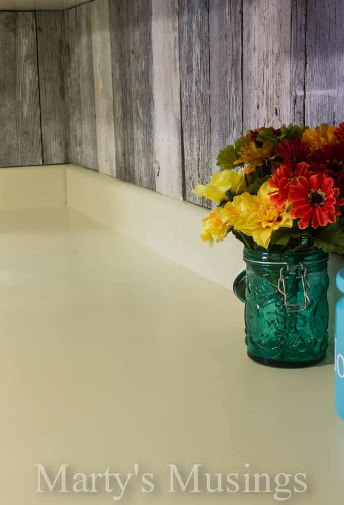 Um vaso de flores em cima de uma mesa