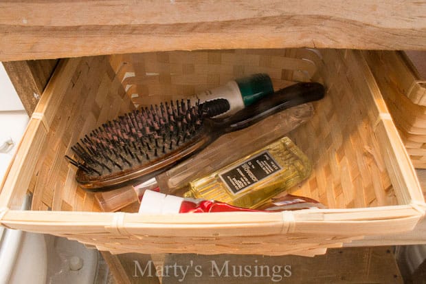 Um recipiente com uma cesta em uma mesa de madeira