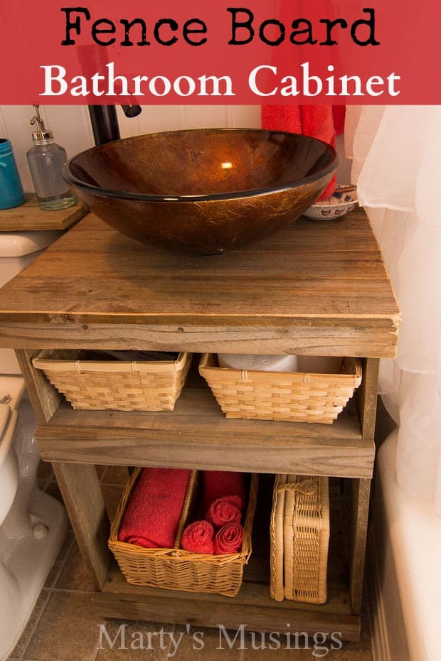 Uma tigela de comida em uma mesa, com Jardim e Cerca
