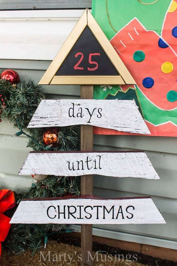 contagem regressiva de 25 dias até o Natal em uma árvore de madeira