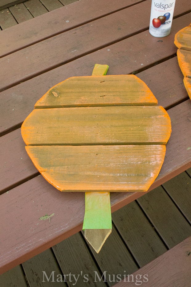 Abóbora de madeira pintada com spray laranja