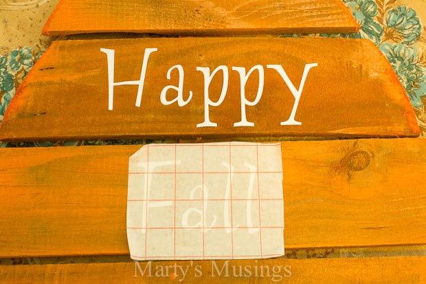Letras com estêncil happy fall em abóbora de madeira