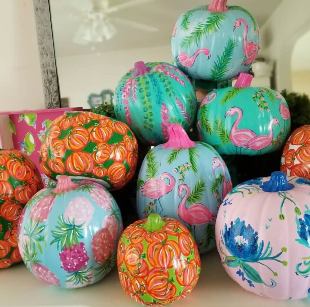abóboras brilhantes pintadas com flamingos e flores