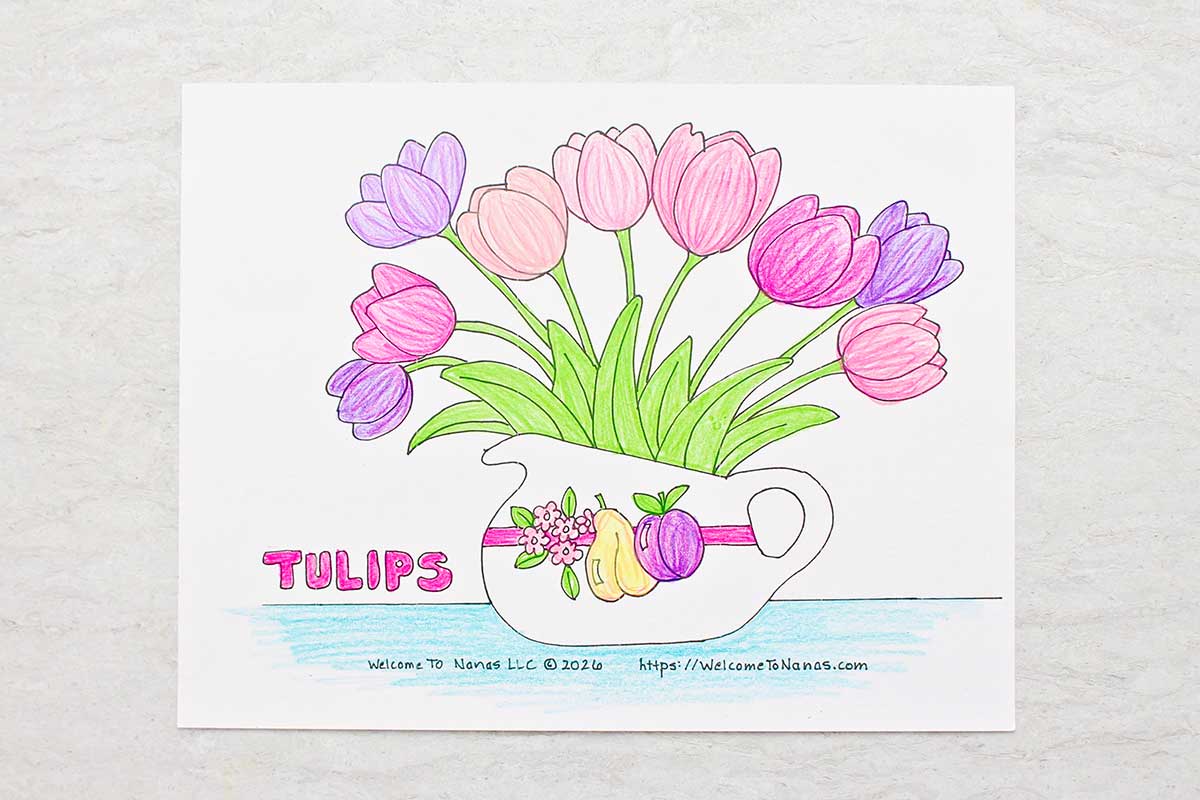 Uma página de colorir completa de um vaso com alça cheio de tulipas rosas e roxas.