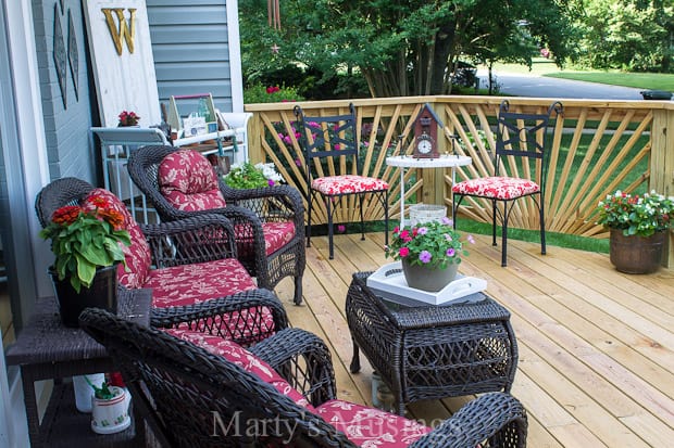 Deck sem stain decorado com móveis e flores