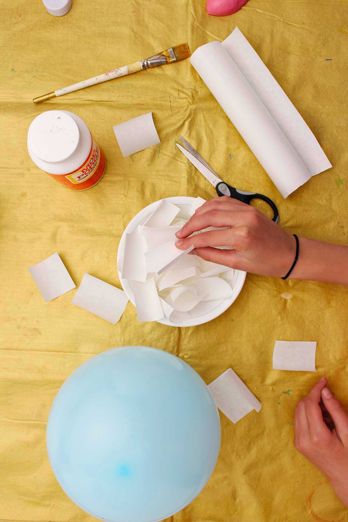 Pessoa pegando um pedaço de papel machê.