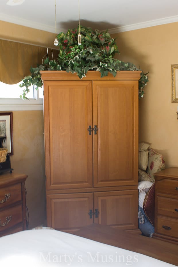 Um quarto com uma cama em um ambiente