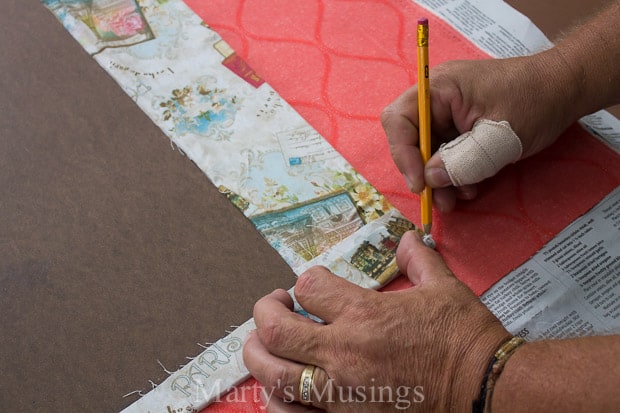 Um pedaço de papel com tesouras