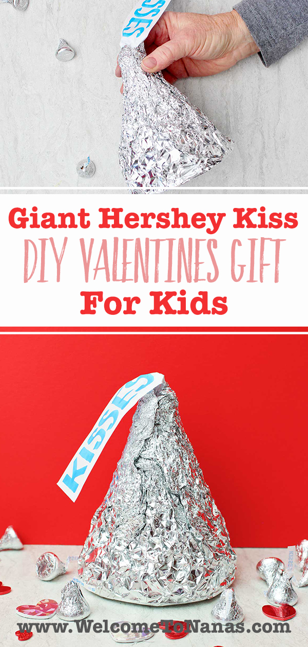 Giant Hershey Kiss DIY Valentine. Uma imagem de uma pessoa segurando, uma imagem na frente de um fundo vermelho.