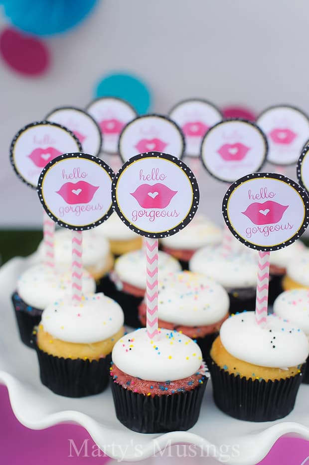 Festa de revelação do gênero com cupcakes rosas e toppers