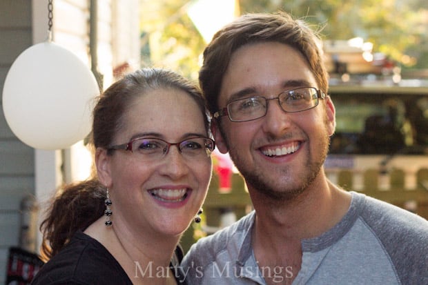 Um homem e uma mulher sorrindo para a câmera