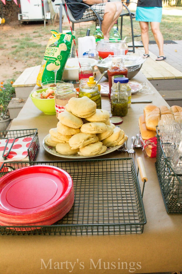 Comida sobre uma mesa de piquenique, com festa