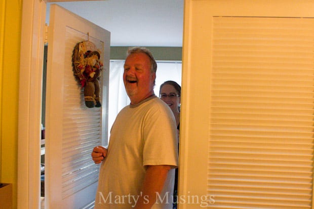 Um homem em frente a uma porta