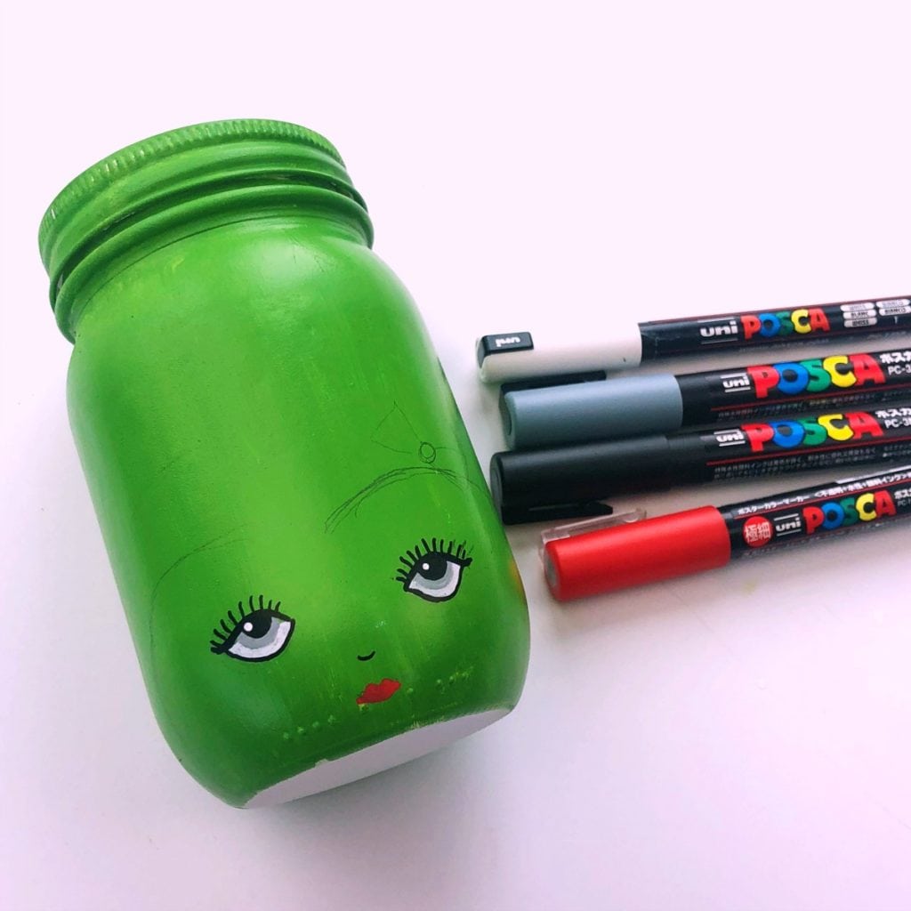 Adicionando detalhes ao rosto com marcadores de tinta