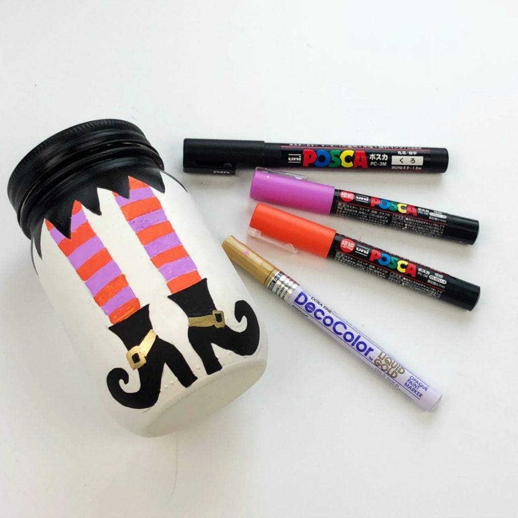Pintura finalizada no frasco para as pernas da bruxa usando marcadores de tinta