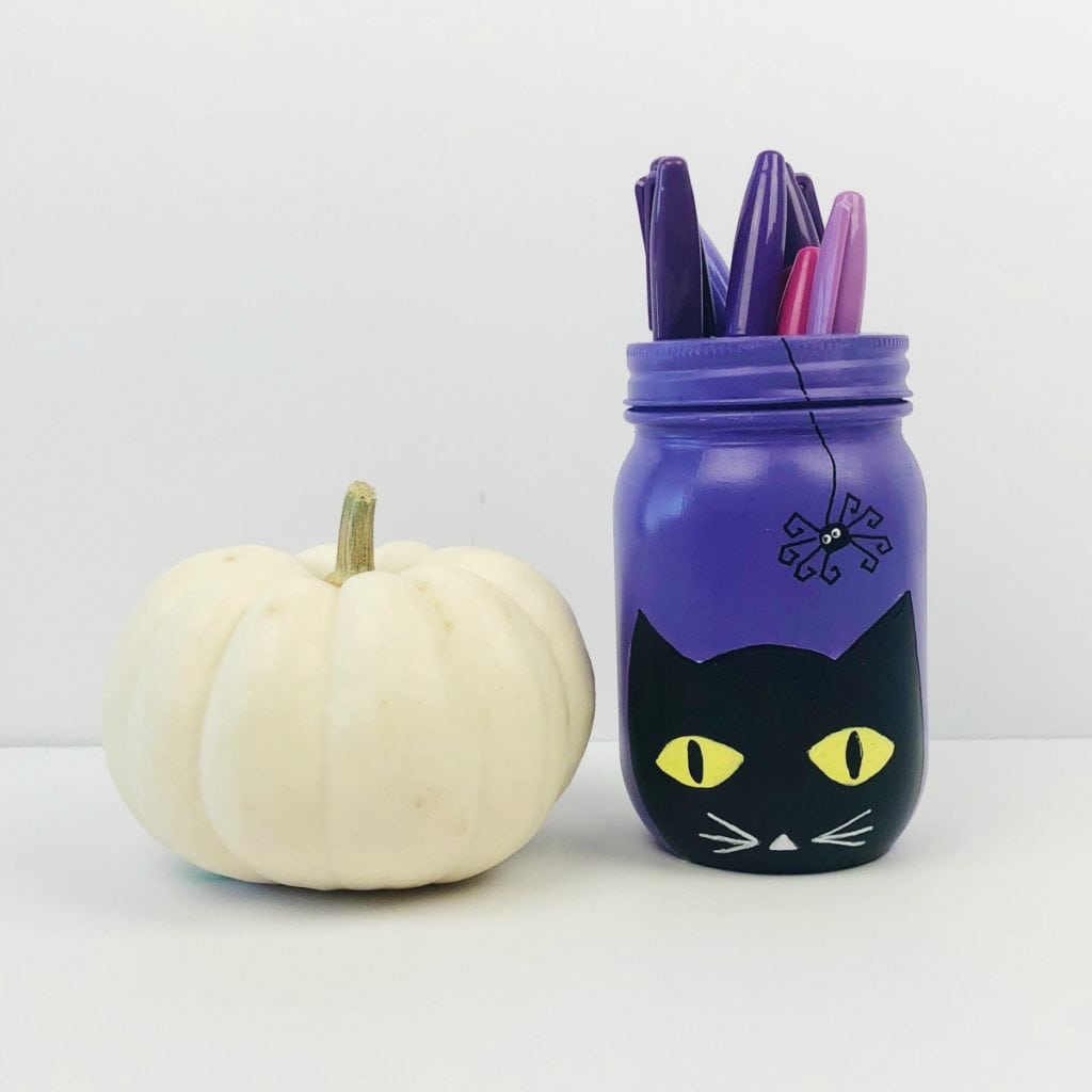 Inspiração de frasco de gato preto para frascos de conserva com tema de Halloween 