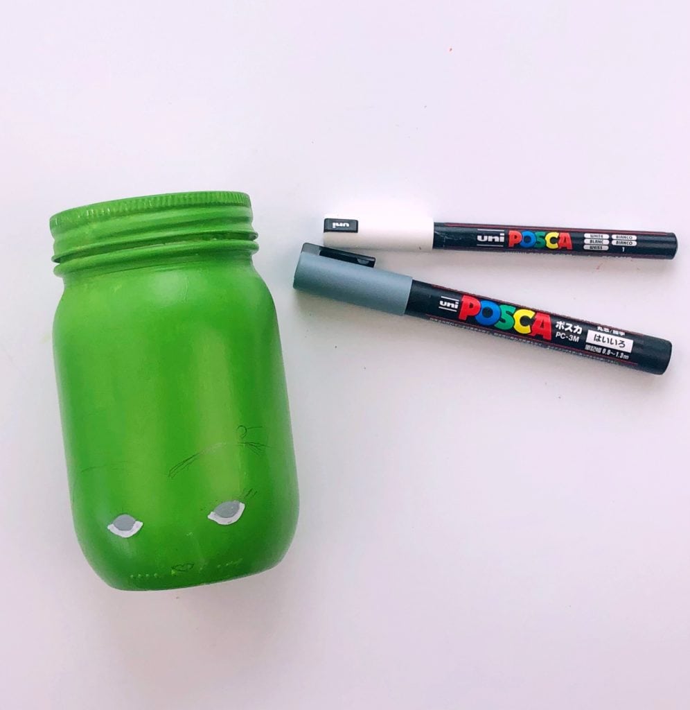 Frasco pintado de verde com um contorno do rosto da noiva do Frankenstein