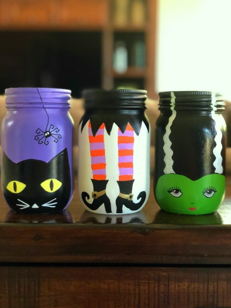 Frascos de Conserva pintados para o Halloween usados como decoração