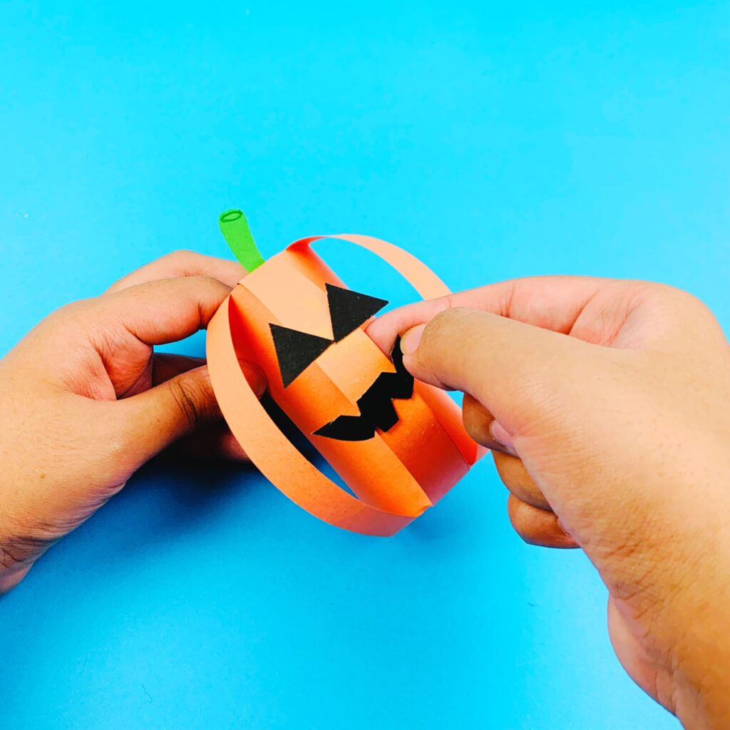 Artesanato de rolo de papel higiênico de abóbora de Halloween