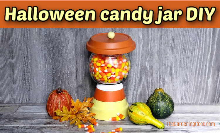 Um vaso de barro e uma saucer pintados em amarelo e laranja e transformados em um pote de doces de outono cheio de doces de milho. A caixa de texto diz DIY de pote de doces de Halloween.