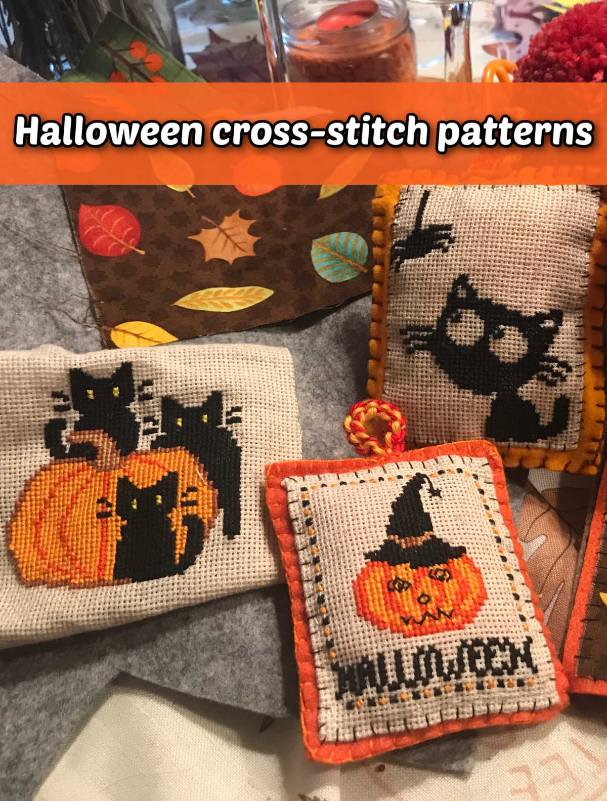 Padrões de Ponto Cruz de Halloween para Experimentar Almofadas, almofadas e tecidos com designs de Halloween. Texto laranja diz padrões de ponto cruz de Halloween.