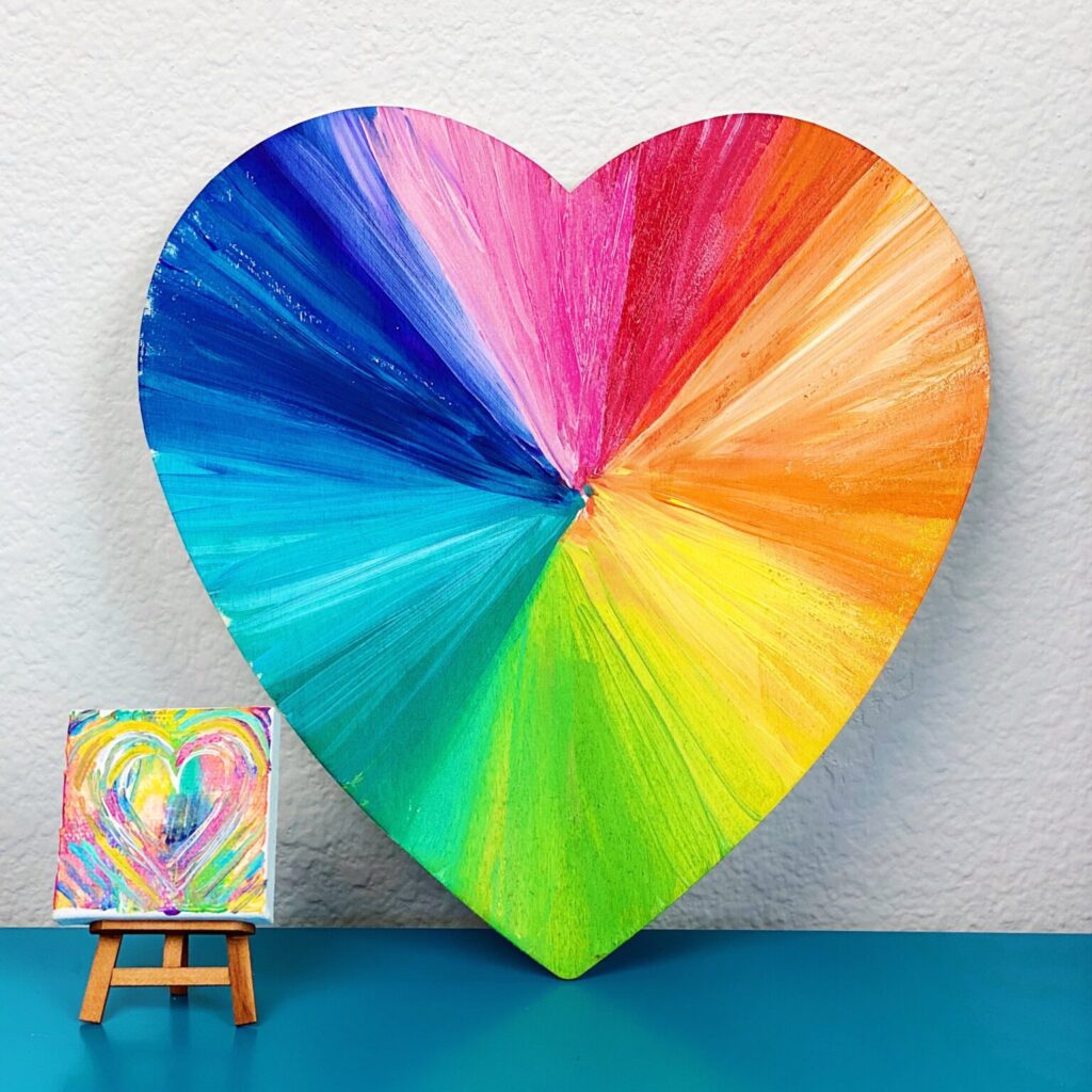 Coração pintado em arco-íris