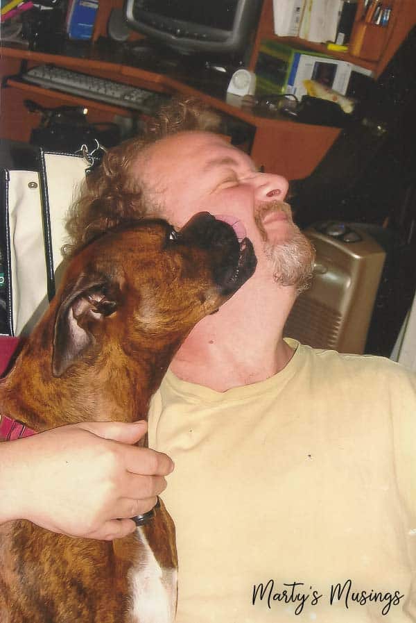Um homem acariciando um animal