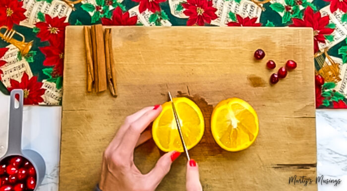 Cortar laranjas para fazer pot-pourri caseiro
