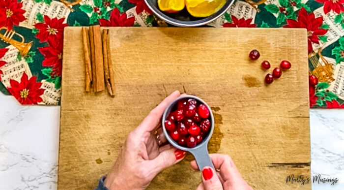 Cranberries adicionadas ao pot-pourri caseiro no fogão