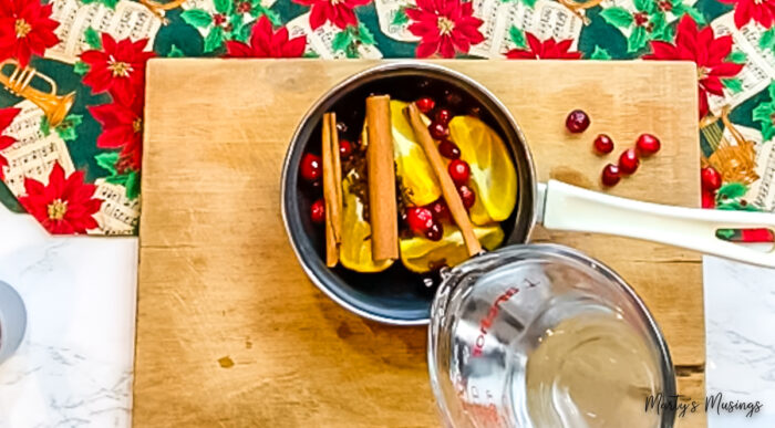 Despeje água sobre os ingredientes naturais do pot-pourri