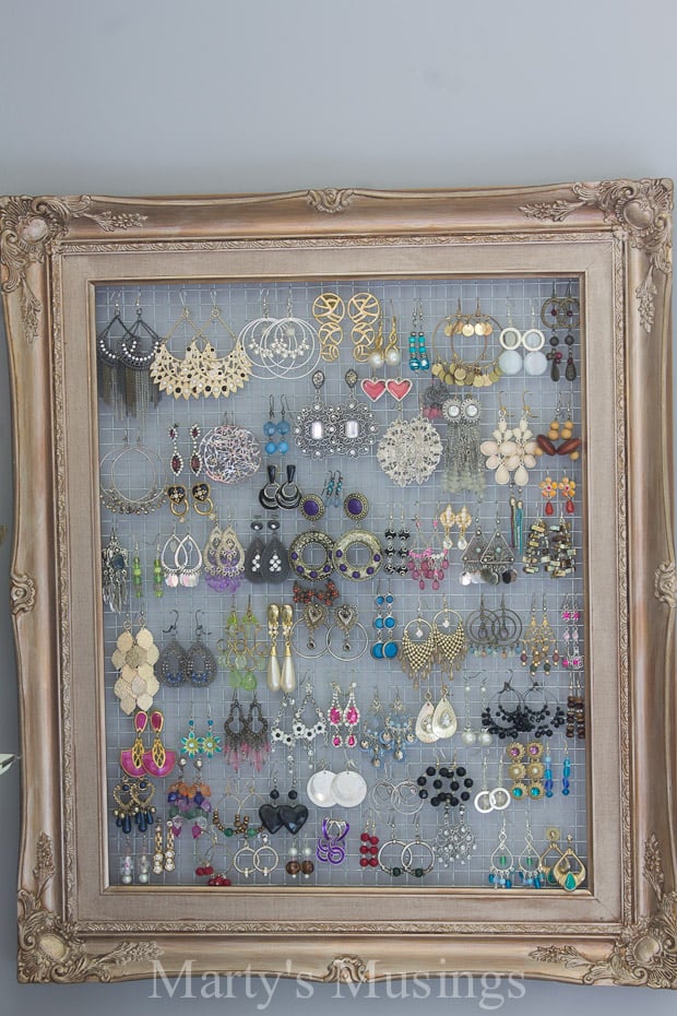 moldura vintage com tela de galinheiro como organizador de brincos