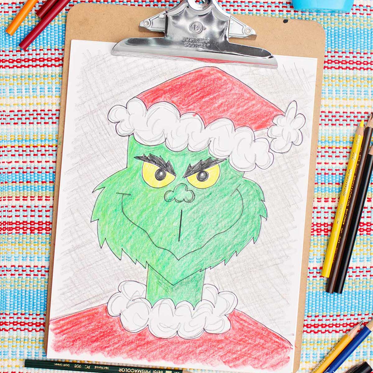 Versão colorida de um esboço do Grinch com lápis coloridos ao lado.
