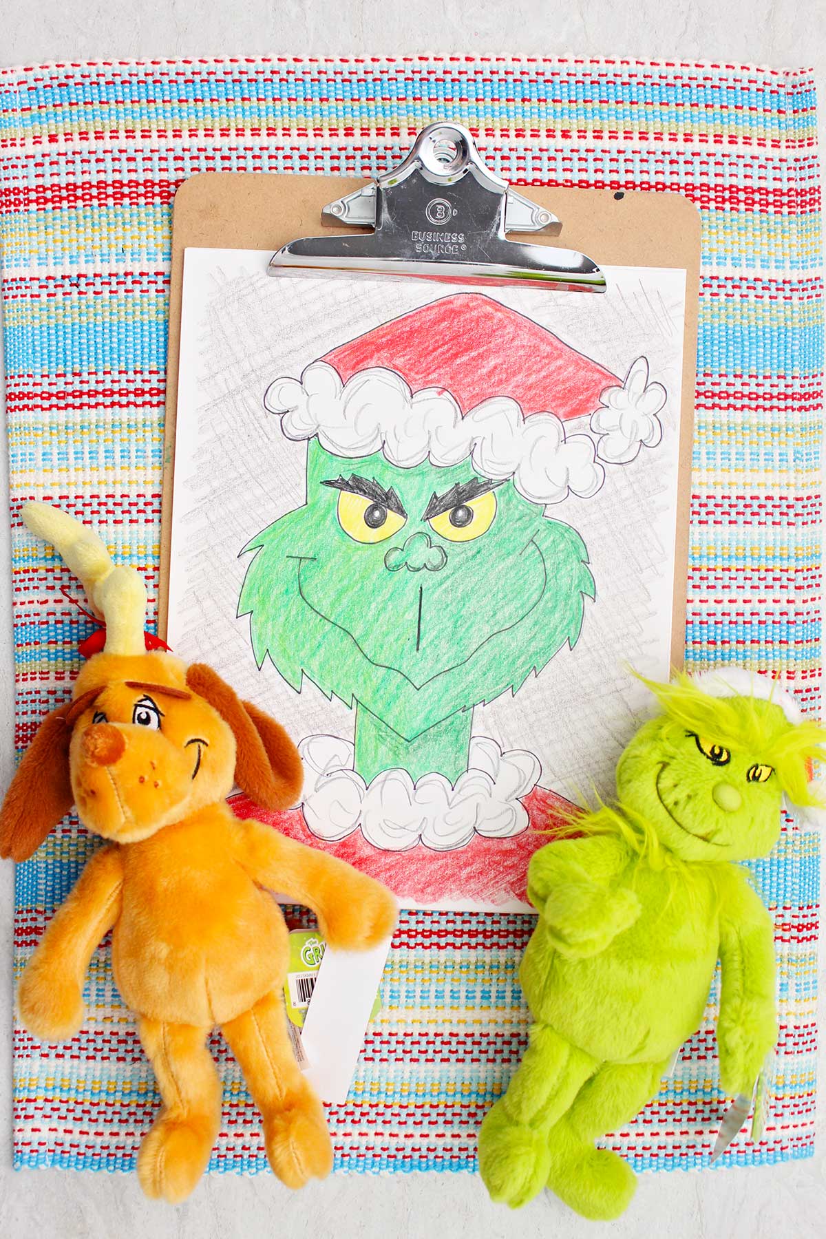 Versão colorida de um esboço do Grinch com brinquedos do Grinch e do Max ao redor.