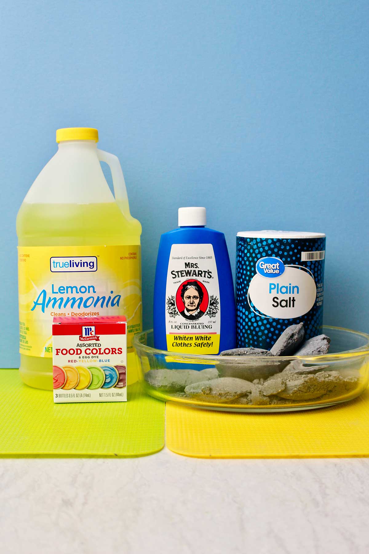 Suprimentos para cultivar cristais. Amônia de limão, corante alimentar, sabão líquido, sal, blocos de carvão.