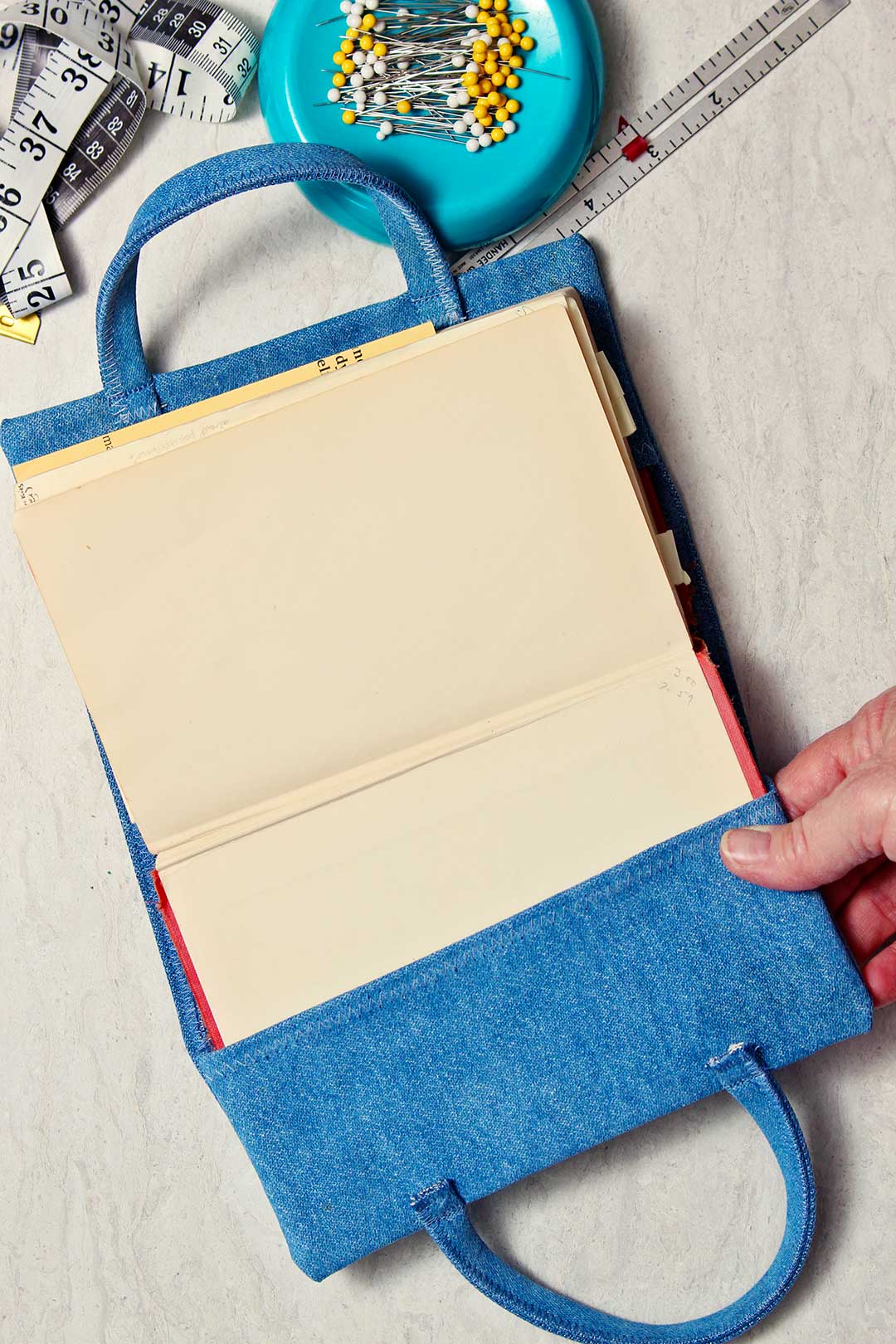 A aba interna do livro mostrando como o tecido envolve as capas.