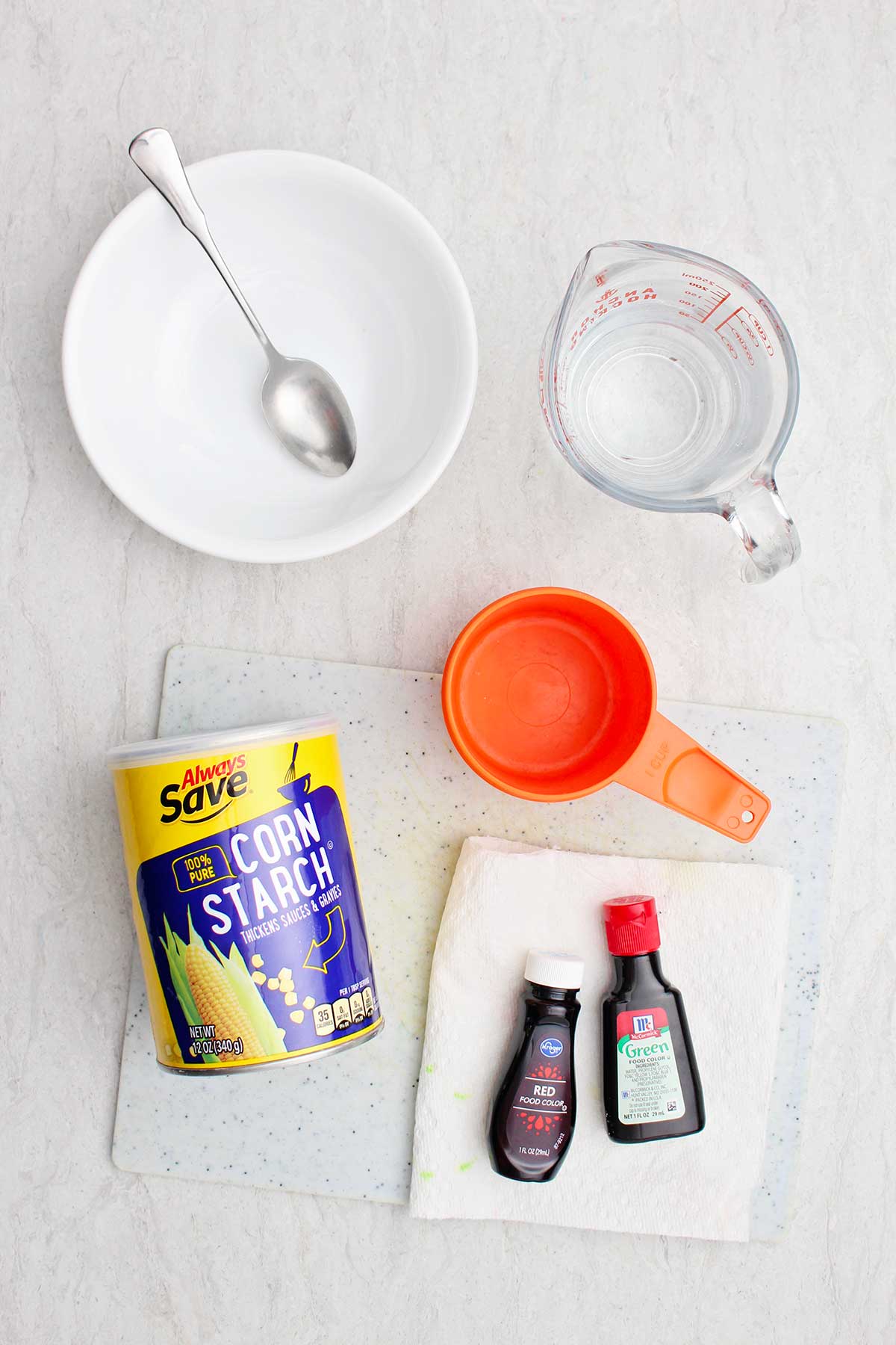 Ingredientes para oobleck. Amido de milho, água e corante alimentar com outros utensílios de cozinha para criar oobleck.
