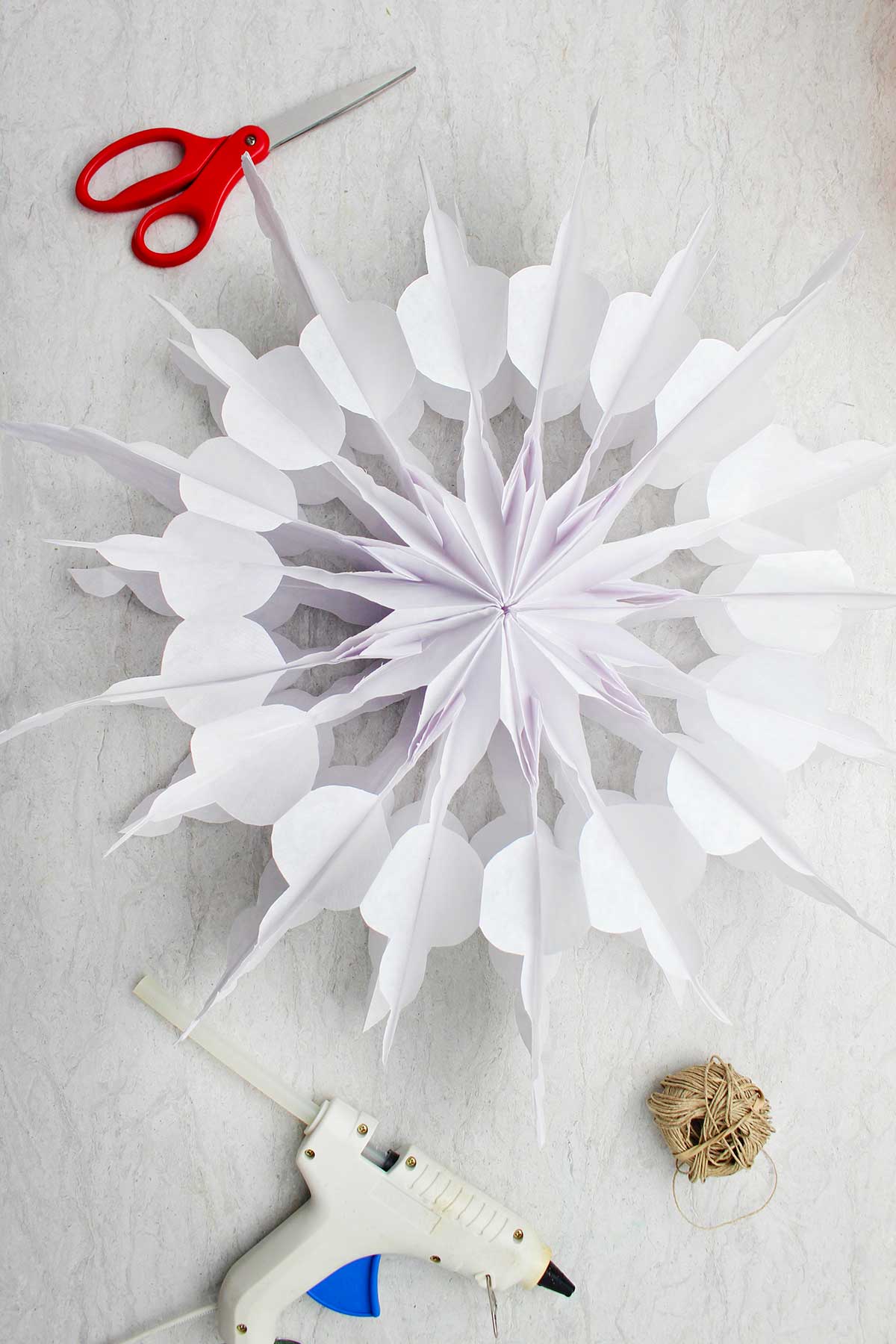 Floco de neve de saco de papel branco finalizado.