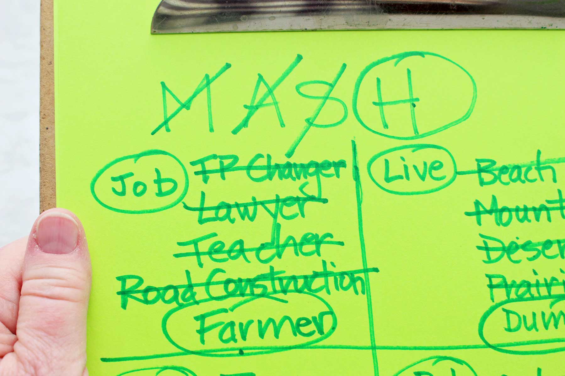 Jogo MASH com categorias "Emprego" e "Viver" na parte superior.