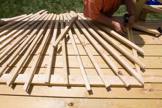 Medindo as ripas para construir a grade em forma de raio de sol