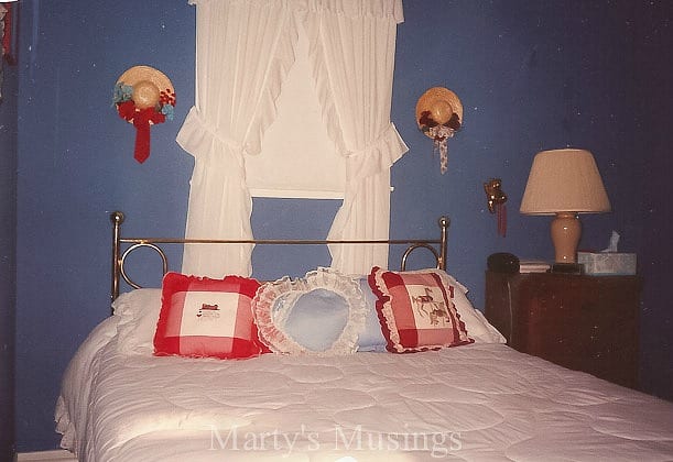 Uma cama arrumada em um quarto