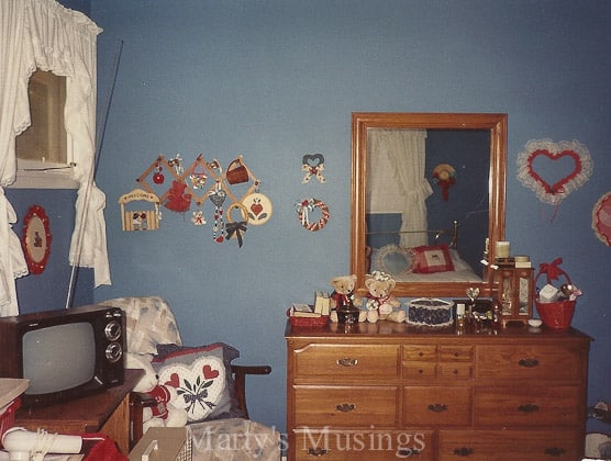 Um quarto com uma cama e uma mesa