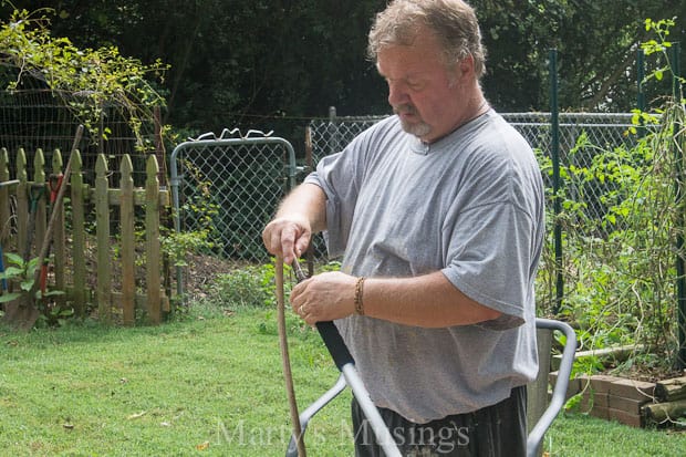 Um homem ao lado de uma cerca