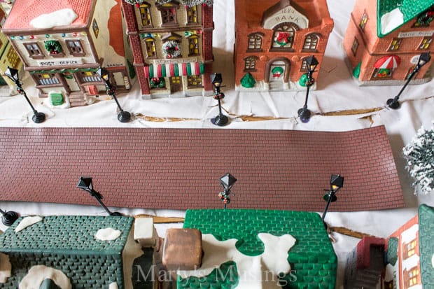 Vila de Natal com rua desenrolada em frente às casas