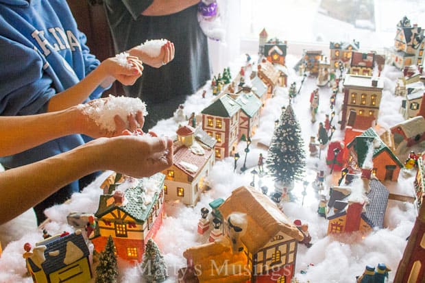 Jogando neve sobre a vila de Natal